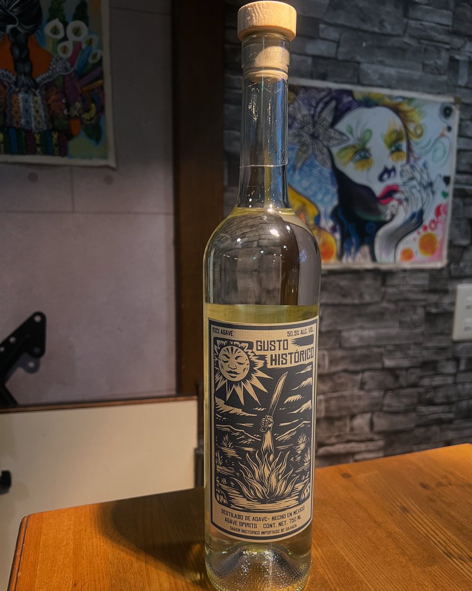 【新入荷！】
メキシコ・オアハカ州の伝統的なメスカル 「Gusto Histórico Espadín Penca Corta y Espadín」 入荷しました！
50.5%の力強いアルコール度数と、Espadínアガベの豊かな風味が特徴。生産者 Ignacio Juárez 氏が手掛ける、こだわりの一本です。
おでんとの相性も抜群‼️