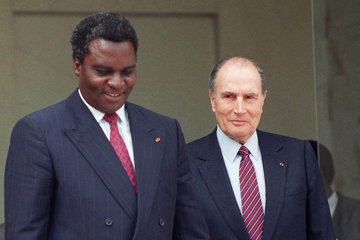 MukizaAntoine's tweet photo. Kigali va-t-il rompre ses relations diplomatiques avec Paris si un non-lieu contre Agathe #Habyarimana venait à être prononcé ?

L’acharnement judiciaire dont est victime la veuve de l’ancien chef d’État du Rwanda, Juvénal #Habyarimana, dure depuis 2007. 
Accusée à tort d’avoir joué un rôle dans le génocide de 1994, elle fait l’objet de poursuites malgré l’absence de preuves concrètes.

Ce génocide a été déclenché par l’assassinat de son mari le 6 avril 1994, lors d’un attentat contre son avion présidentiel, abattu au-dessus de sa résidence privée, située à proximité de l’aéroport de Kigali. 
Ce drame s’est déroulé sous les yeux de sa famille directe, dont son épouse, ses enfants et des membres proches de la famille.

Dans les premières accusations formulées à son encontre, Kigali lui reprochait d'avoir elle-même orchestré l'attentat contre son mari. Selon ces allégations, sa haine supposée envers les Tutsis aurait été si intense qu'elle aurait préféré sacrifier son époux, perçu comme plus modéré, et qui, en tant que président, servait de bouclier. Il convient de souligner que son cousin germain se trouvait également à bord de l’avion, ce qui rend cette accusation particulièrement encore plus absurde, 

Cette thèse, trop fantaisiste, a finalement été abandonnée par ses propres détracteurs.

Ils ont ensuite avancé une nouvelle version, affirmant qu’elle aurait donné des instructions à des officiers pour commettre l’irréparable et qu’elle aurait organisé des réunions avec notamment son frère, Protais #Zigiranyirazo, afin de planifier le génocide.

Or, ce dernier avait été inculpé en 2001, par le Tribunal pénal international pour le Rwanda (TPIR) pour cinq chefs d’accusation, dont le premier était "Entente en vue de commettre le génocide", accusation parmi les plus graves.

Le procureur du TPIR affirmait qu’entre le 1ᵉʳ janvier et le 31 décembre 1994, Protais #Zigiranyirazo aurait utilisé son influence pour s’associer à des figures puissantes, dont sa sœur Agathe #Kanziga, afin de tuer ou porter gravement atteinte à l’intégrité physique ou mentale des membres de l’ethnie tutsie, avec l’intention de détruire ce groupe en tout ou en partie.

L’acte d’accusation précisait  au paragraphe 8 que 
"le 11 février 1994 ou vers cette date, Protais #Zigiranyirazo s’était entendu avec sa sœur Agathe #Kanziga, un certain officier des FAR et d'autres personnes pour tuer l’ennemi et ses complices. 
En application de cette entente, ils auraient établi une liste de membres influents de l’ethnie tutsie et de Hutus modérés à exécuter."

Pourtant, malgré la gravité de ces accusations, Protais #Zigiranyirazo, a été acquitté en première instance de ce chef d’accusation dont il était inculpé.

Dans son jugement d’acquittement, la chambre de première instance a clairement établi que « le Procureur n’a produit aucun élément de preuve sur les allégations articulées au paragraphe 8 de l’acte d’accusation, qui visait un accord du 11 février 1994 entre l’accusé, Agathe #Kanziga et l’officier des #FAR en vue de tuer les ennemis et leurs complices, ainsi que la confection d’une liste de Tutsis et de Hutus devant être tués ».

Plus loin, cette chambre conclut que : « Le Procureur malgré les 25 témoins à charge, n’a pas établi la responsabilité pénale encourue par l’accusé en vertu des articles 2.3 b) et 6.1 du Statut, pour entente en vue de commettre le génocide. Cela étant, elle le déclare non coupable du premier chef de l’acte d’accusation. »

Concernant les accusations de réunions, notamment celle du 6 avril 1994, où Agathe #Kanziga et son frère auraient participé pour planifier des attaques contre des membres de l’ethnie tutsie et des Hutus modérés, les juges de la Chambre de première instance du TPIR ont conclu que "le Procureur n’a présenté aucune preuve concrète pour étayer ses allégations". 

En particulier, aucune preuve n’a été fournie pour démontrer que des réunions ont réellement eu lieu ni que des plans pour les attaques ont été préparés. 
En l’absence de telles preuves, la Chambre avait jugé les accusations insuffisantes pour établir la culpabilité et avait ORDONNÉ, conformément aux articles 99 A) et 107 du Règlement, la remise en liberté immédiate de Protais #Zigiranyirazo.

Aujourd’hui, ces mêmes accusateurs persistent dans leur acharnement contre Agathe #Habyarimana, bien qu’aucun élément nouveau et concret ne vienne appuyer les accusations portées contre elle.

Rappelons qu’elle a été évacuée par l’armée française trois jours après l’assassinat de son mari, car sa résidence était sous le feu des combattants du FPR infiltrés dans la capitale grâce aux accords de paix d’Arusha, signés l’année précédente entre le FPR et le gouvernement de l’époque. 

Par ailleurs, elle n’a jamais occupé le moindre poste ni au sein d’une institution étatique, ni au sein du parti politique de son mari. 

Ses seules activités connues, en dehors de son rôle d’épouse et de mère de huit enfants, relèvent du domaine caritatif, notamment à travers le parrainage d’un orphelinat portant son nom, dont est issu un député et ancien ministre français dans le gouvernement de #Macron.

Dès lors, à quel moment, avec quels moyens et sous quelle autorité aurait-elle pu commettre ce dont on l’accuse ?
Il est donc évident que cet acharnement judiciaire relève d’une manœuvre politique de la #France, soucieuse de ménager Kigali. 

Paul #Kagame, habitué à faire pression sur les chancelleries occidentales, n’hésiterait sans doute pas à rompre ses relations avec Paris si celle-ci venait à ne pas répondre à ses attentes. 

Il est d’ailleurs important de rappeler qu’il protège les intérêts français en #Afrique, notamment à travers l’exploitation du gisement gazier du #Mozambique, confiée à #TotalEnergies, qui en est l’illustration la plus flagrante..