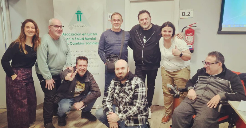 consaludmental's tweet photo. 🗣️🎙️"Me parece peligroso cuando se trata la #SaludMental como un problema individual sin tener en cuenta la perspectiva social: vivir en la precariedad permanente, sin plan de futuro..."

📻 El programa de #radio "Yo y los míos" de @ALUSAMEN ha entrevistado a @SerranoIsmael