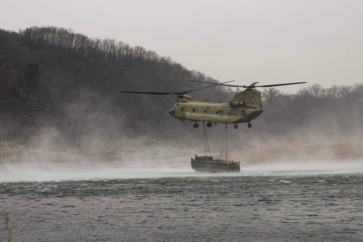 2INFDIV's tweet image. Soldiers from the 2nd Infantry Division Sustainment Brigade, 11th Engineer Battalion conducts combined wet gap crossing operations with the Republic of Korea Army as part of the Freedom Shield 25 training exercise in South Korea, March 20, 2025.
#FreedomShield25