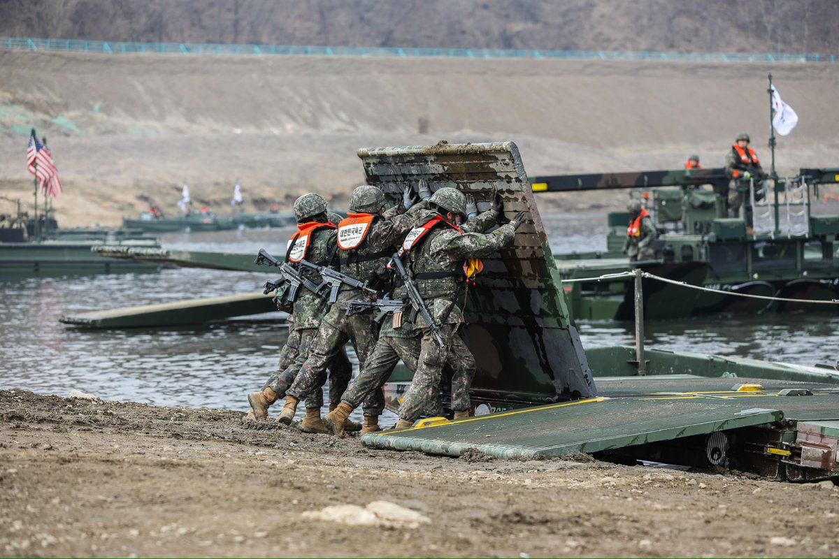 2INFDIV's tweet image. Soldiers from the 2nd Infantry Division Sustainment Brigade, 11th Engineer Battalion conducts combined wet gap crossing operations with the Republic of Korea Army as part of the Freedom Shield 25 training exercise in South Korea, March 20, 2025.
#FreedomShield25