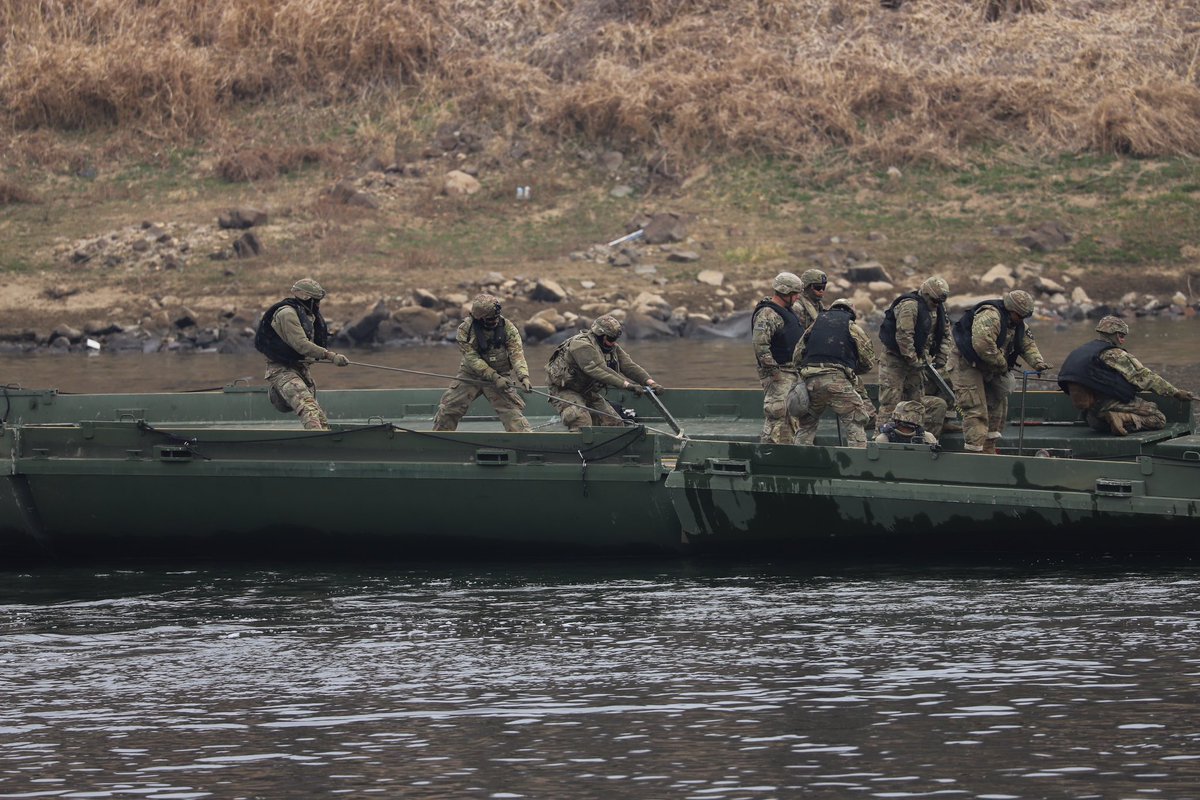 2INFDIV's tweet image. Soldiers from the 2nd Infantry Division Sustainment Brigade, 11th Engineer Battalion conducts combined wet gap crossing operations with the Republic of Korea Army as part of the Freedom Shield 25 training exercise in South Korea, March 20, 2025.
#FreedomShield25