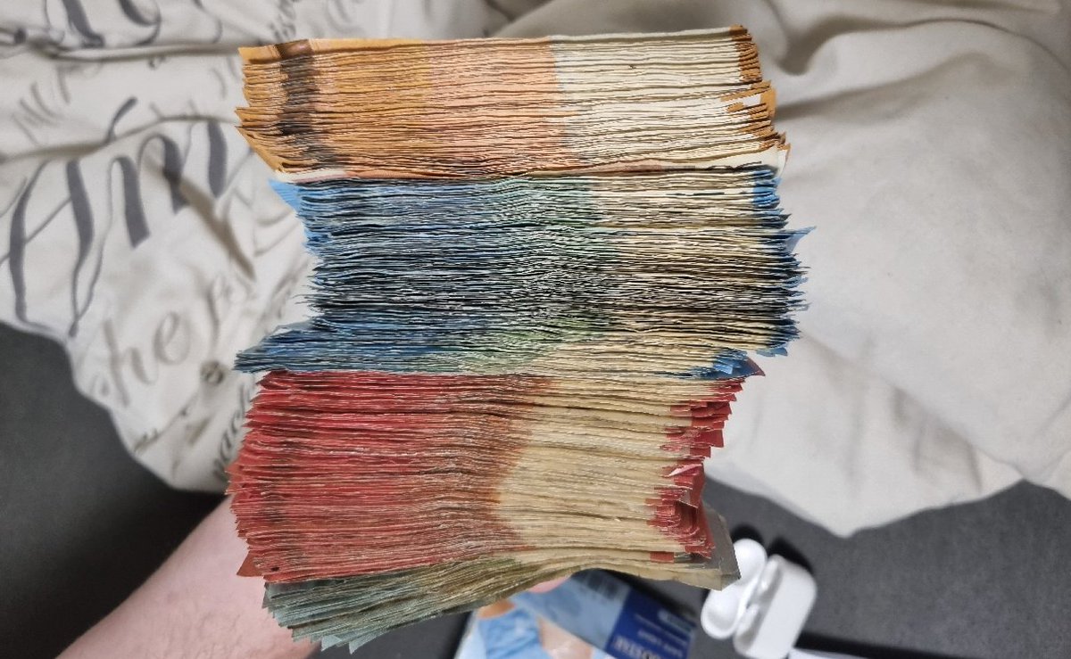 Dankzij meerdere meldingen hielden wij dinsdag 18 maart een 22-jarige man uit #Amersfoort aan op verdenking van #drugshandel. In zijn huis vonden we een handelshoeveelheid drugs en een grote hoeveelheid contant geld. (Anoniem) melden helpt! @m08007000 

politie.nl/nieuws/2025/ma…