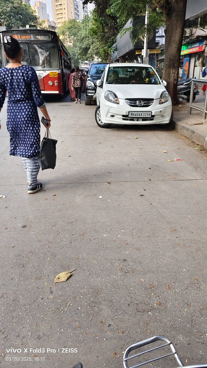 Ashish97572's tweet photo. @MTPHereToHelp @mybmc रानडे रोड जंकशन गोखले रोडउत्तर मुंबई 28 बस थांबा दादर पूर्व गाड्या उभ्या आहेत लोकांना बस पकडायला त्रास होत आहे कृपया कार्यवाही करावी. https://t.co/lAdAxn4eib