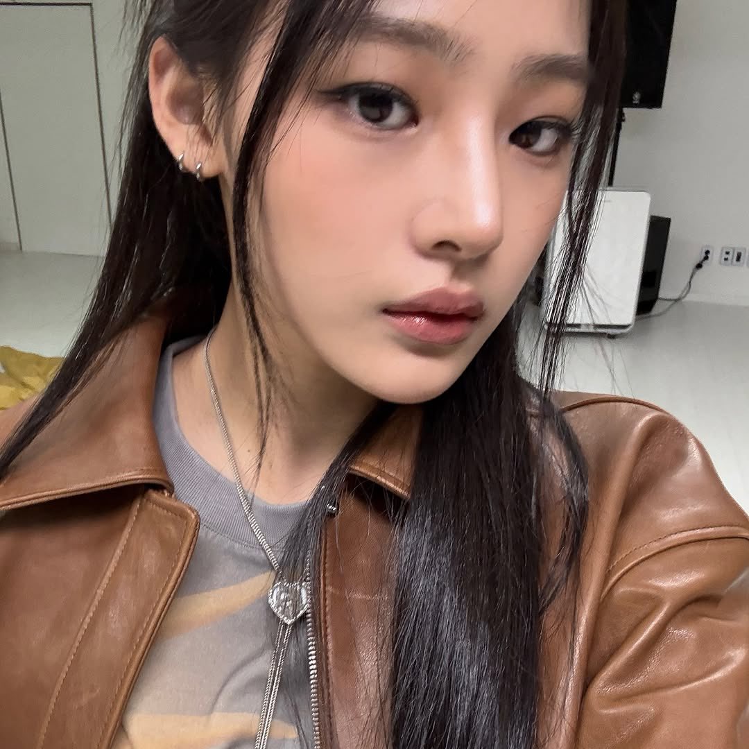 kthminjis's tweet photo. brown jacket and face card https://t.co/wDbco0qDVa