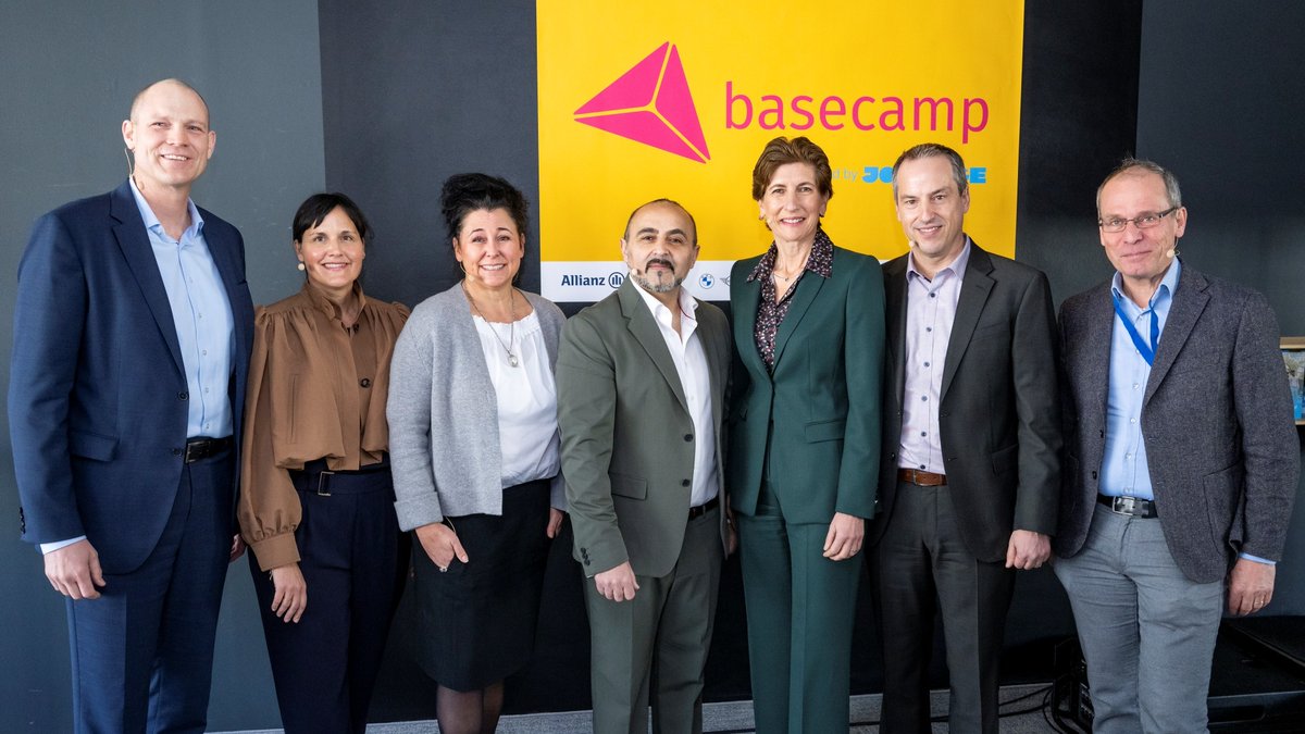 Siemens Deutschland (@siemensde) on Twitter photo Von der Warteschleife zum Ausbildungserfolg: Nach der Eröffnung des JOBLINGE basecamp München im September fand nun die #Eröffnungsfeier statt, bei der Unternehmensvertreter, Presse und politische Gäste einen Einblick in die Arbeit und Erfolge von #JOBLINGE in München erhielten. Von der Warteschleife zum Ausbildungserfolg: Nach der Eröffnung des JOBLINGE basecamp München im September fand nun die #Eröffnungsfeier statt, bei der Unternehmensvertreter, Presse und politische Gäste einen Einblick in die Arbeit und Erfolge von #JOBLINGE in München erhielten.