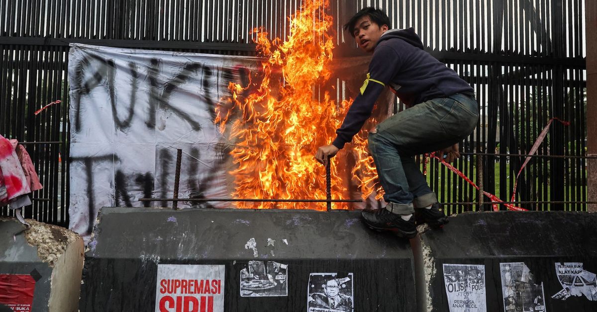 Indonesia's parliament passed revisions to the country's military law on Thursday, allocating more civilian posts for military officers as hundreds of students and activists protested against the legislation. reuters.com/world/asia-pac…