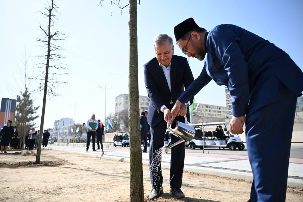Feruzbe1998's tweet photo. Bektemir tumanida Prezident Shavkat Mirziyoyev davlat tashkilotlari va jamoatchilik vakillari bilan birga yangi boqqa ko‘chat ekdi. Mahalla faollari, nuroniylar va yoshlar bilan samimiy muloqot bo‘ldi.
#Mirziyoyev #tanishuv #Bektemir #daraxt https://t.co/kHQ8KGZ3ce