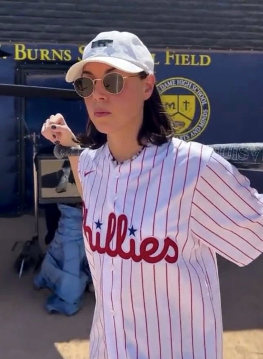 plazawitch's tweet photo. started dressing like phillies aubrey plaza to my softball practices 👀 https://t.co/MID0BTbVAI