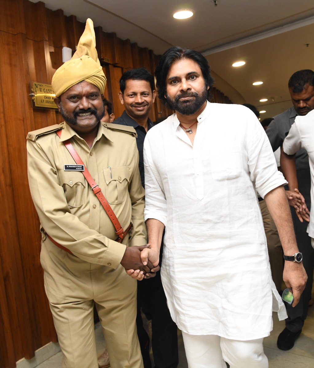 JanaSenaParty's tweet photo. అసెంబ్లీ సిబ్బంది ఉప ముఖ్యమంత్రి శ్రీ @PawanKalyan గారితో ఫొటోలు తీయించుకొనేందుకు ఉత్సాహం చూపారు. వారిని నవ్వుతూ పలకరించి ఫొటోలు ఇచ్చారు. https://t.co/B47luq91l5