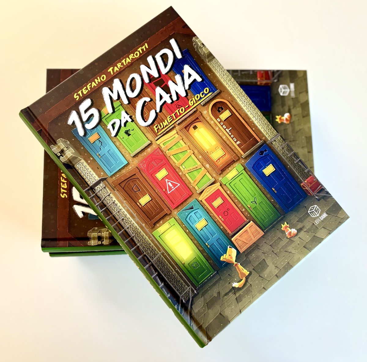 tartaro7's tweet image. "15 mondi da Cana", il nuovo fumettogioco della Cana, uscirà il 4 aprile, ma si può già preordinare su sito di MS Edizioni.
Una simpatica Cana e il suo mini-amico, Guapo, un tasso con la passione per i giochi di ruolo che ci chiede aiuto, 15 porte misteriose per altrettante...
