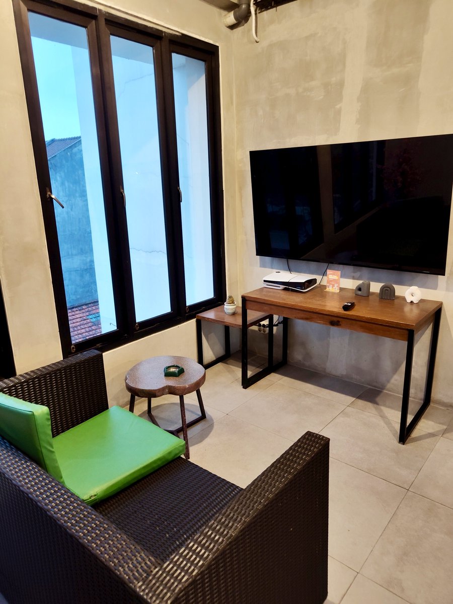 Widino's tweet photo. Gokil, hotelnya nyediain PS5 dengan TV segede gaban 😂

Hotel di Jogja nih gaes, buat kalian yg nanti mau mudik atau libur lebaran di Jogja, nginep di sini aja. Hotelnya cakep, industrialis, pake Google Nest di kamar, bisa main PS5 sepuasnya 🤣

Like &amp; bookmark biar ga lupa! https://t.co/NgMlIYOOjT