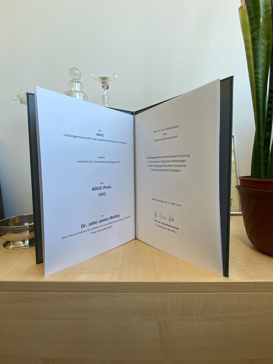 Johnjmol's tweet image. It was an incredible honour to receive the ADUC-Nachwuchspreis at #Chemiedozententagung. A huge thank you goes to my incredible research group and to my mentors for their continuous support. @MpiciPotsdam @peterseeberger @GilmourLab @allanjbwatson
gdch.de/netzwerk-struk…