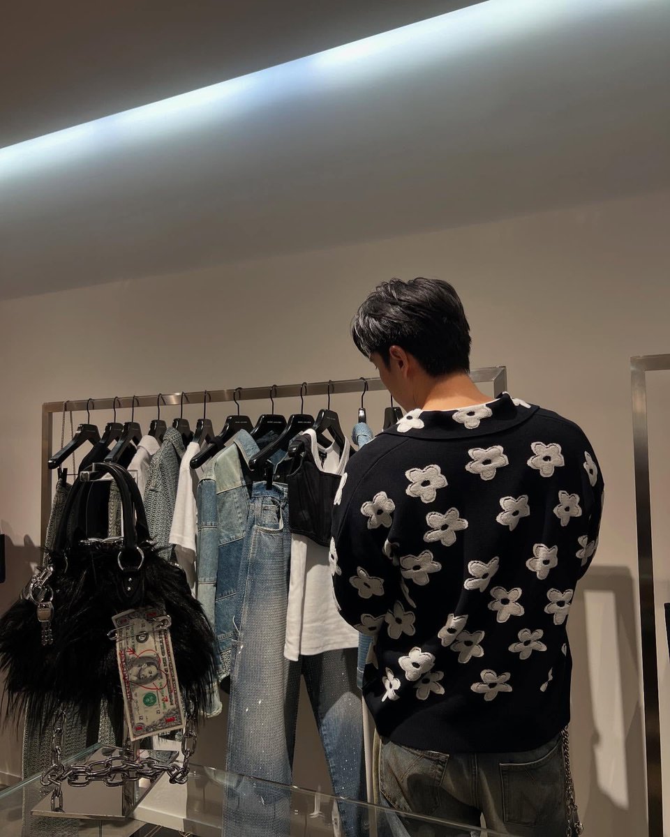Ai_Oon02060062's tweet photo. お腹から白いのチラッと出すのいいね
cr.IG brightrpp
#brightrpp
#MarcJacobsSS25
#MarcJacobs
#MarcJacobsTH https://t.co/M18atpxI6w