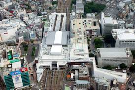 Tokorozawa_news's tweet photo. 【明日 所沢駅開業130周年！】
明日、西武鉄道池袋線・新宿線が交差する唯一のターミナル駅であり、所沢の玄関口である「所沢駅」が開業130周年を迎えます！！

今から130年前の1895年(明治28年)3月21日に、現在の西武新宿線の前進である『川越鉄道』の所沢駅として開業しま��た

20年後の1915年には現在の池袋線の前進である武蔵野鉄道が開業し、供用が開始されました

当時は平屋建ての駅舎でしたが、1983年には東口の開設と跨線橋が使用開始となり、平成元年である1989年には所沢ステーションビルが誕生

2010年から2012年にかけ新駅舎の工事が進み、現在の橋上駅舎へ
また、Emio所沢が誕生

そして、記憶にも新しい2018年・2020年に東口再開発によってグランエミオ所沢が誕生し、発車メロディが「となりのトトロ」楽器
になるなど、数多くの改良・改修・拡大を経て今の所沢駅となりました✨

なお、130周年イベントは川越鉄道のものとして行われているため、駅単体では行われません