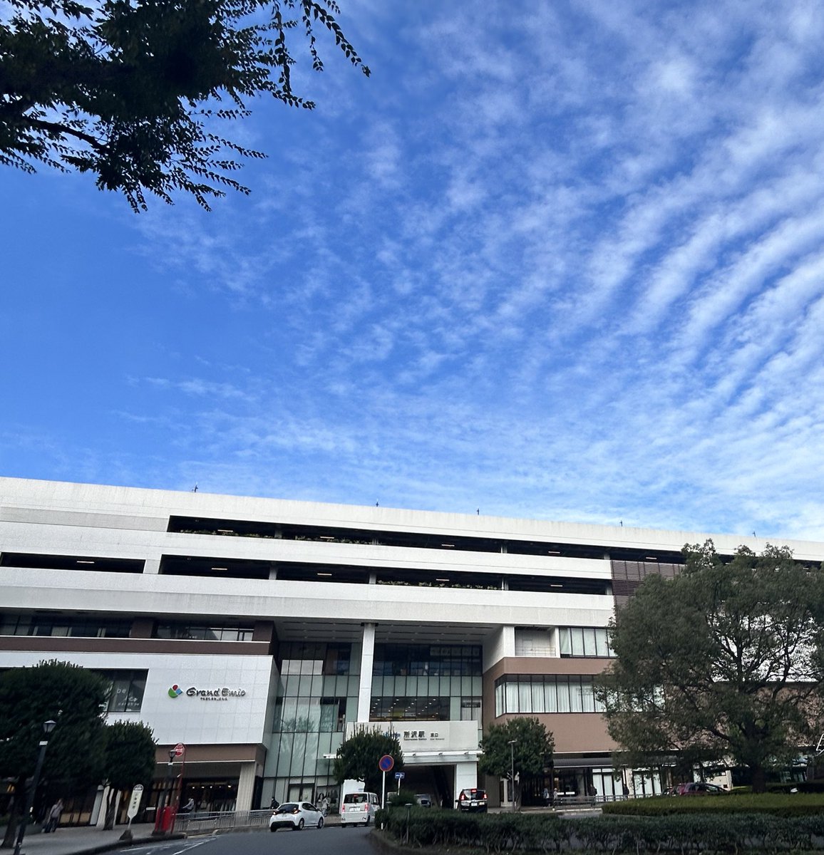 Tokorozawa_news's tweet photo. 【明日 所沢駅開業130周年！】
明日、西武鉄道池袋線・新宿線が交差する唯一のターミナル駅であり、所沢の玄関口である「所沢駅」が開業130周年を迎えます！！

今から130年前の1895年(明治28年)3月21日に、現在の西武新宿線の前進である『川越鉄道』の所沢駅として開業しま��た

20年後の1915年には現在の池袋線の前進である武蔵野鉄道が開業し、供用が開始されました

当時は平屋建ての駅舎でしたが、1983年には東口の開設と跨線橋が使用開始となり、平成元年である1989年には所沢ステーションビルが誕生

2010年から2012年にかけ新駅舎の工事が進み、現在の橋上駅舎へ
また、Emio所沢が誕生

そして、記憶にも新しい2018年・2020年に東口再開発によってグランエミオ所沢が誕生し、発車メロディが「となりのトトロ」楽器
になるなど、数多くの改良・改修・拡大を経て今の所沢駅となりました✨

なお、130周年イベントは川越鉄道のものとして行われているため、駅単体では行われません