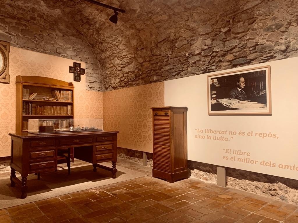 No ens cansarem de reivindicar Carles Rahola Llorens, periodista, editor I escriptor, defensor dels drets humans I pacifista. Enguany es compleixen 86 anys del seu assassinat.
El 2016 els seus néts van donar a la ciutat el mobiliari del seu despatx, que el <a href="/mhistoria_gi/">Museu d'Història de Girona</a> mostra.