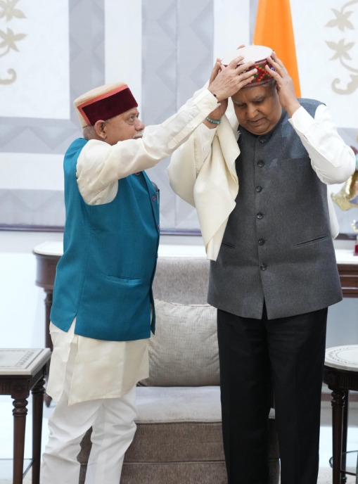 News18Himachal's tweet photo. हिमाचल के राज्यपाल शिवप्रताप शुक्ल ने उपराष्ट्रपति जगदीप धनखड़ से मुलाकात की। इस दौरान राज्यपाल ने उपराष्ट्रपति जगदीप धनखड़ को हिमाचली टोपी पहनाकर सम्मानित किया। #HimachalNews #HimachalPradesh #Himachal #HPBreaking https://t.co/K2Qm5nvdCy
