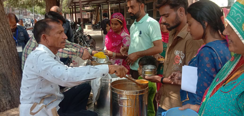 adamya_chetana's tweet image. ರಾಜಸ್ಥಾನದ ಜೋಧಪುರದಲ್ಲಿ ಅದಮ್ಯ ಚೇತನದ "ನಿತ್ಯ ಅನ್ನದಾನ" ಸೇವೆಯಲ್ಲಿ ನಿತ್ಯ ಆರೋಗ್ಯಕರ, ಪೌಷ್ಟಿಕ ಮತ್ತು ಸತ್ವಯುಕ್ತ ಆಹಾರವನ್ನು ಸಿದ್ಧಪಡಿಸಿ, ತಾಜಾ ಸ್ಥಿತಿಯಲ್ಲಿಯೇ ವಿತರಿಸಲಾಗುತ್ತದೆ.

#ServeWithPurpose #AdamyaChetana #savegreen #savewater 
#greenkitchen #GreenInitiatives