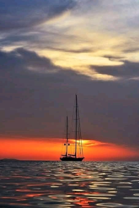 Aléjate de peleas innecesarias, y de personas que no reconocen tu valor. Sólo tú puedes saber lo que te hace feliz: no cambies tu esencia por complacer a los demás. 
¡Vamos a conquistar otro gran día!
#FelizJuevesATodos