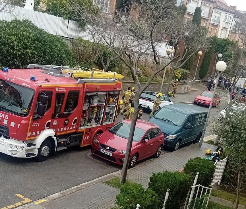 Totbadalona's tweet image. 🔴ÚLTIMA HORA| 6 dotacions dels @bomberscat treballen en un incendi en una casa del carrer John Lennon, a Bufalà. No hi ha persones afectades, però han rescatat dos gossos inconscients. #Badalona