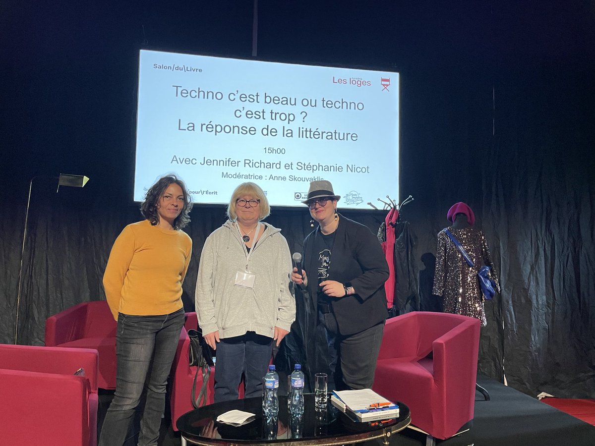 Petite photo sympa hier, au salon du livre de #Genève, pour immortaliser ce moment d’échange autour des liens entre technologies et #SF. Merci à Anne Skouvlakis pour sa modération super fluide. Jennifer Richard : j ai fini ton roman hier soir à l’hôtel, et je l’ai vraiment aimé !