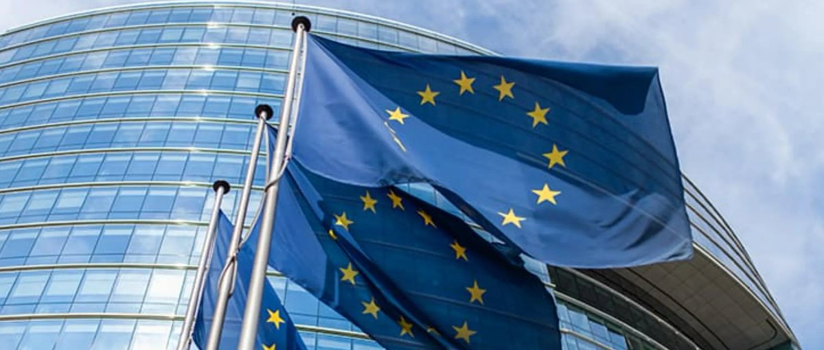 PaiSoftware's tweet image. #EU bans #USDT under #MiCA regulations, impacting $100B+ in crypto markets! #USDC rises as the new compliant stablecoin leader. Key risks: global regulatory ripple effects, liquidity crises, and legal challenges. Investors, diversify and stay vigilant! 

#CryptoNews #Stablecoins