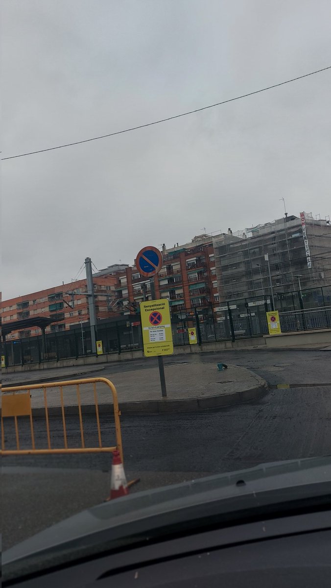 Reasfaltatge pàrquing Renfe..

Les persones amb mobilitat reduïdes amb cadira de rodes no les hauran de servir no hi ha espais per passar a l'altre costat de les vies..

Per agafar el tren...
<a href="/ajmollet/">Ajuntament de Mollet del Vallès</a>
<a href="/Renfe/">Renfe</a>
<a href="/rod2sudcat/">R2 Sud Rodalies</a> 
<a href="/rodalies/">Rodalies Catalunya</a> 
#accessibilitatja!!!
I les escales #Martorelles