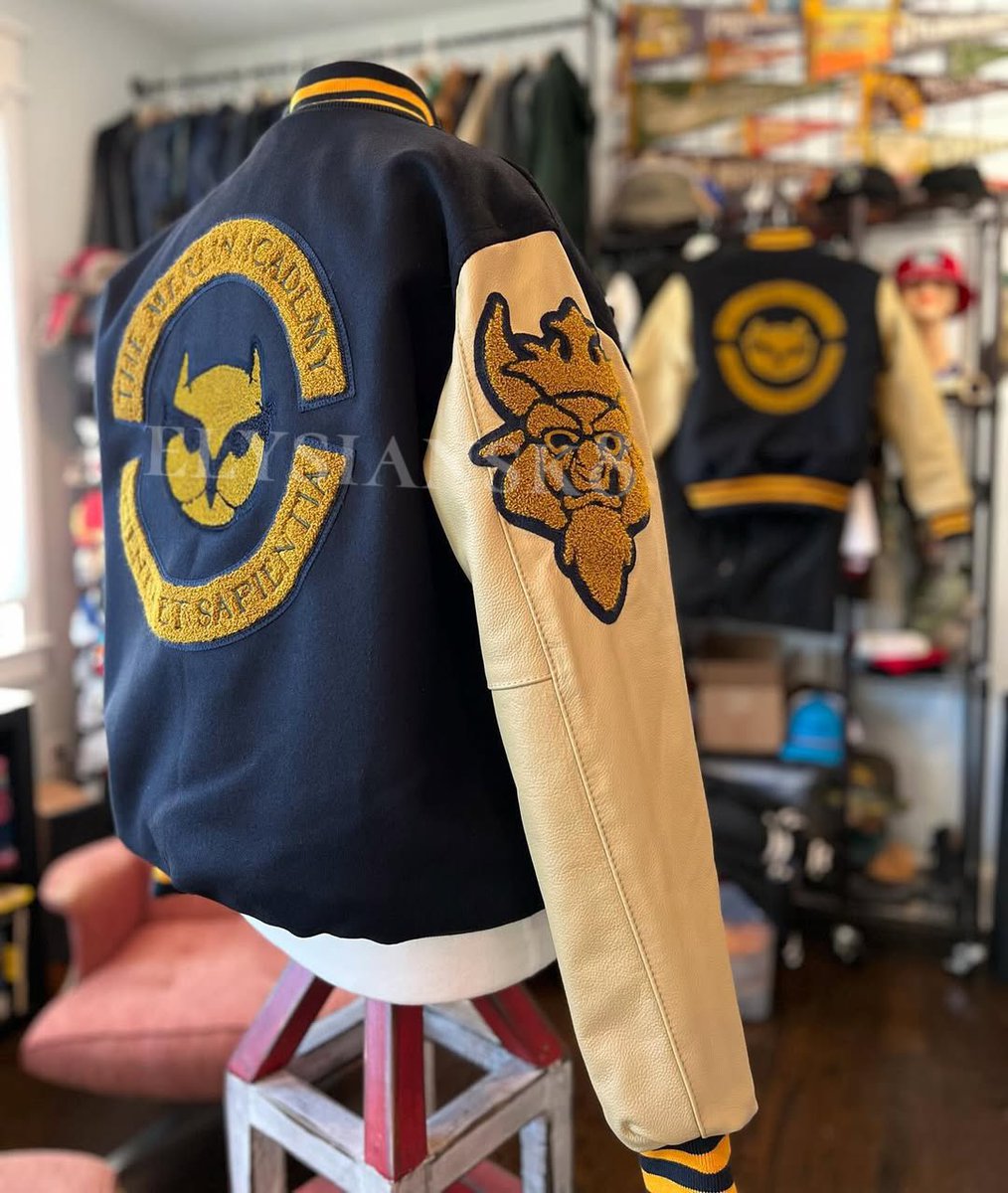 elysiansk8's tweet image. Mas uma foto do Fera que é bom, nada né?!

Roupa oficial usada pelo ator Jake Mager que interpretou o Fera adolescente em “Descendentes: A ascensão de copas”.