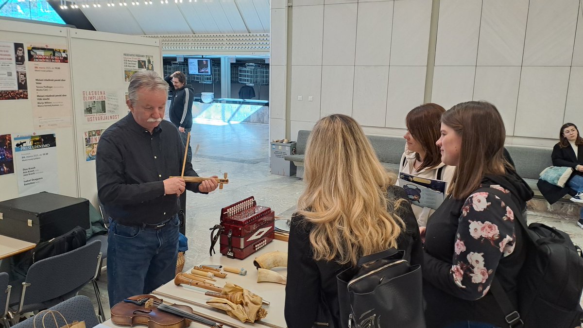 Hod'te, hod'te!
Mi že godemo!
Marino Kranjac, istrski ljudski godec, glasbenik in multi-instrumentalist na
Kulturnem bazarju v <a href="/cankarjevdom/">Cankarjev dom</a>.
Obiskala sta nas tudi ministrica za kulturo dr. <a href="/AstaVrecko/">Asta Vrečko</a> ter minister za vzgojo in izobraževanje dr. Vinko Logaj.