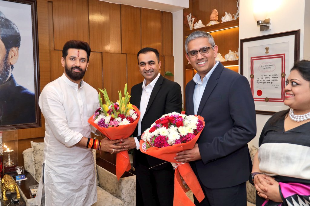 iChiragPaswan's tweet photo. भारत में पेट न्यूट्रिशन के बढ़ते अवसरों पर मार्स पेट न्यूट्रीशन के शीर्ष नेतृत्व के साथ सार्थक चर्चा हुई। सेहतमंद पेट्स के लिए गुणवत्तापूर्ण, विज्ञान-आधारित पोषण पर फोकस रहा, जिससे पेट पैरेंट्स को भरोसेमंद विकल्प मिलें। उद्योग मानकों, पारदर्शिता और स्थिरता को मजबूत करने के साथ-साथ आगामी World Food India 2025 में उनकी भागीदारी को लेकर जबरदस्त उत्साह दिखा, जो भारत के पेट फ़ूड सेक्टर में नई संभावनाओं और निवेश के अवसरों को दर्शाता है।