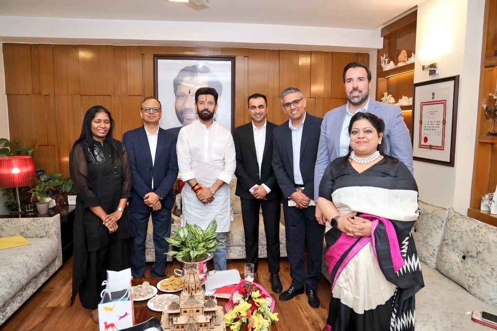iChiragPaswan's tweet photo. भारत में पेट न्यूट्रिशन के बढ़ते अवसरों पर मार्स पेट न्यूट्रीशन के शीर्ष नेतृत्व के साथ सार्थक चर्चा हुई। सेहतमंद पेट्स के लिए गुणवत्तापूर्ण, विज्ञान-आधारित पोषण पर फोकस रहा, जिससे पेट पैरेंट्स को भरोसेमंद विकल्प मिलें। उद्योग मानकों, पारदर्शिता और स्थिरता को मजबूत करने के साथ-साथ आगामी World Food India 2025 में उनकी भागीदारी को लेकर जबरदस्त उत्साह दिखा, जो भारत के पेट फ़ूड सेक्टर में नई संभावनाओं और निवेश के अवसरों को दर्शाता है।