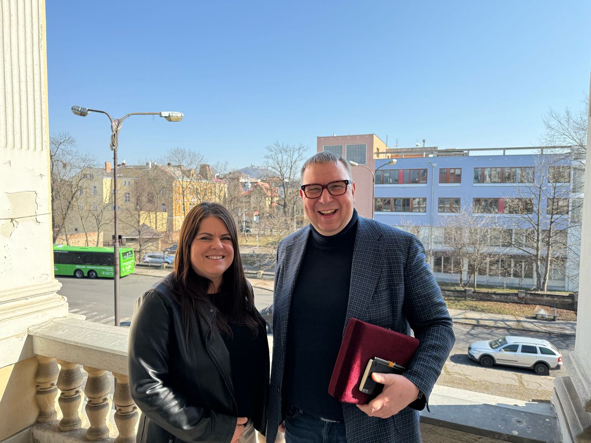 Úplně stranou mediálního humbuku dělá humanitární centrum Cehupo v Teplicích strašně důležitou práci. Bez všech okázalostí pomáhají laskavě maminkám i jejich dětem a vlastně všem, kteří to potřebují. Moc díky Lucie Beyerová za vlídné přijetí.