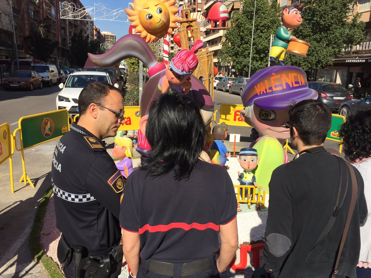 policialocalvlc's tweet photo. En estas #Fallas25 se han realizado 53 conflictos gracias a la #Mediación , una forma rápida, efectiva y eficaz de resolver una disputa sin alargar innecesariamente el procedimiento. 💪👮♀️👩🦰🧑🚒 https://t.co/XY0rbZFT3Y