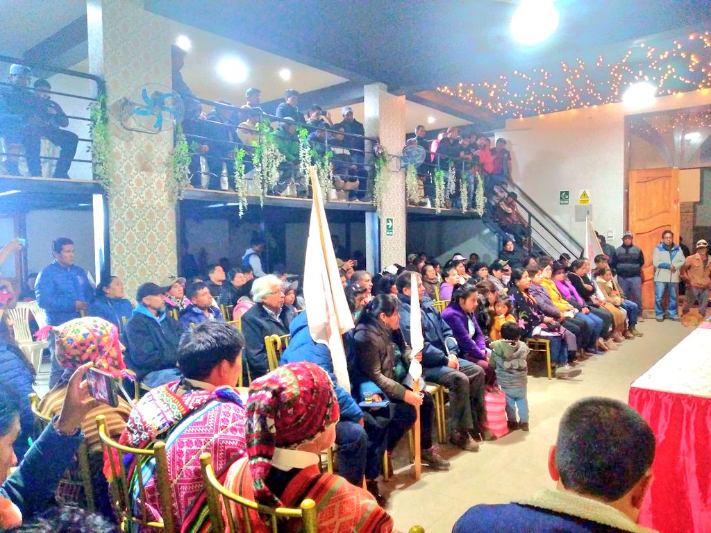 Vero_Mendoza_F's tweet photo. Para derrotar a los mafiosos de arriba y de abajo se necesita propuestas serias pero sobre todo organización para sostener los proceso de cambio
En #Cusco, San Jerónimo, tierra con una tradición comunal vigorosa también nos organizamos por un #NuevoPactoSocial x el #BuenVivir https://t.co/OqBXRJFXFk