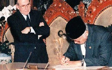 AndreasSolusi's tweet image. Buat adik2 yg gelorakan 98 tapi baru lahir di era 2000an...

Berharap 98 terjadi lagi ??
Yakin ??

Coba deh simak utas ini
( jarang banget loh aku bikin utas )

1. Di masa ini kebebasan berpendapat benar2 dibungkam , kita ngga bisa ngritik pemerintah tanpa benjol2
( jgn coba ...