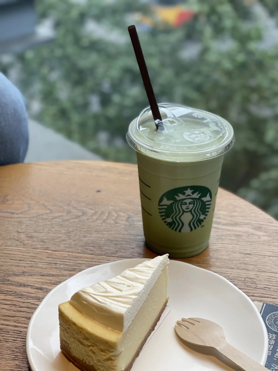 Leisurely time in the afternoon 🍵🍰, a bite of matcha and a bite of cheesecake, full of happiness! ✨