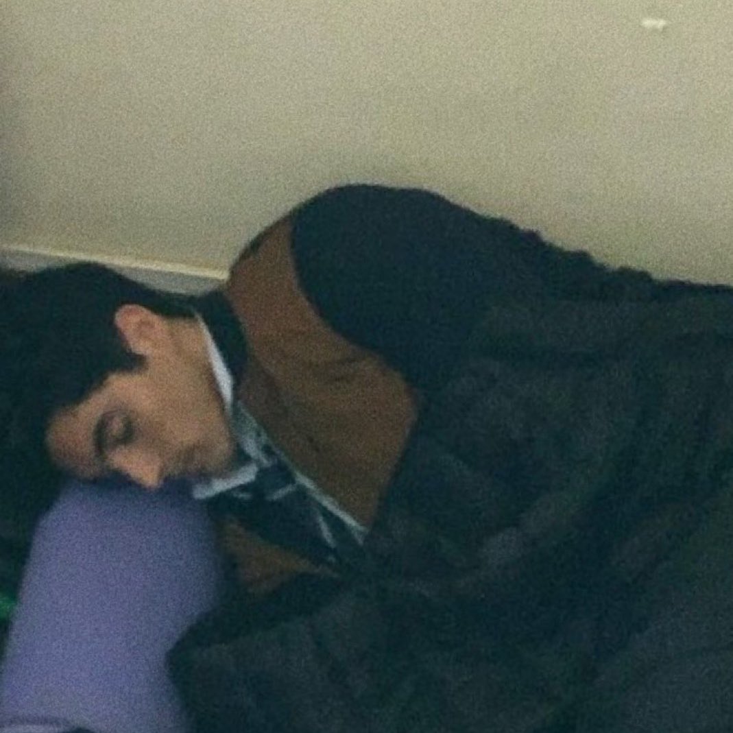 Dani_Dabbles's tweet photo. College AU where Henry keeps finding the hottest guy on campus sleeping in random places around campus. He subtly asks around and finds out that Alex is pre-law and taking an insane number of credit hours and consumes an unhealthy amount of coffee. After a few more weeks of 1/ https://t.co/OLaa0auQVZ