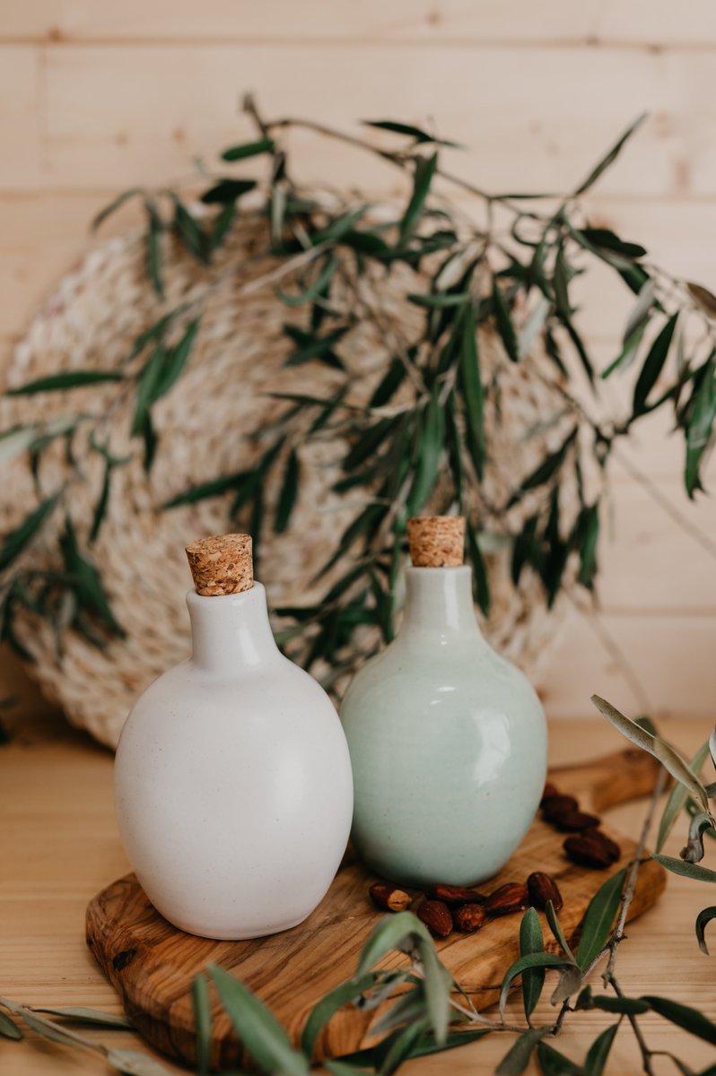 Tesoro Montes Norte: El aceite hecho arte. Unimos #Agricultura y #Artesanía,  procedente de olivos centenarios, elaborado #EconomíaCircular 🍃 Su envase es una pieza de cerámica artesanal con formas orgánicas inspiradas en la aceituna lnkd.in/dQRkyVd6