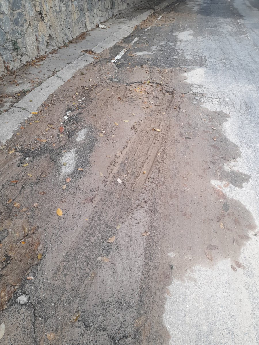 mariel2704's tweet photo. @HidroCapital2 urge reparación de tubería con fisura en calle El Tejar, entre av Las Minas y Pque. Los Nonos, frente a Red. Mediterranea, Lomas de la Trinidad que está causando hundimiento de la calzada y deterioro del pavimento asfáltico https://t.co/uBOSIoBPGB