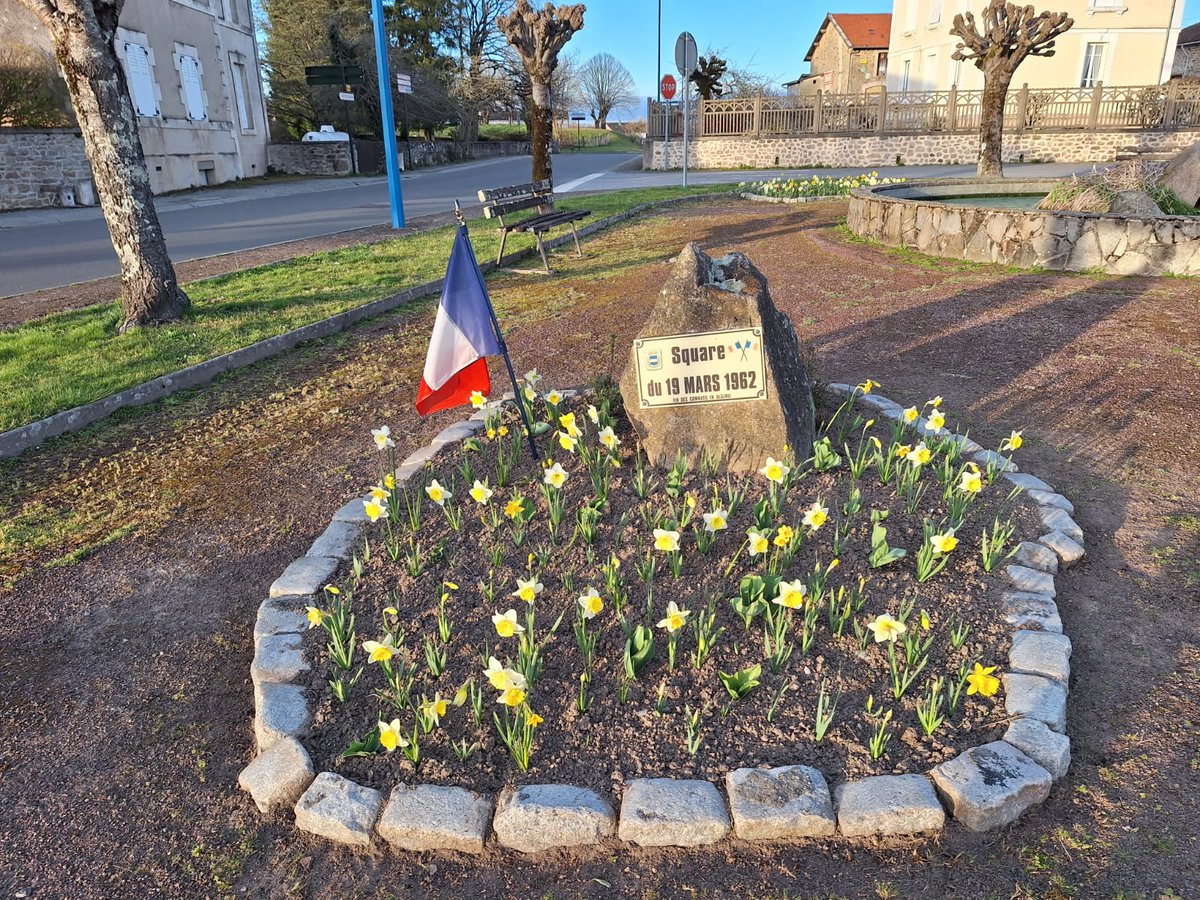 Chateauponsac87's tweet image. Cérémonie du #19mars, #châteauponsac
Journée nationale du souvenir et de recueillement à la mémoire des victimes civiles et militaires de la guerre d'Algérie et des combats en Tunisie et au Maroc.
M. Michel GERMANAUD a lu le discours officiel de Patricia Mirallès