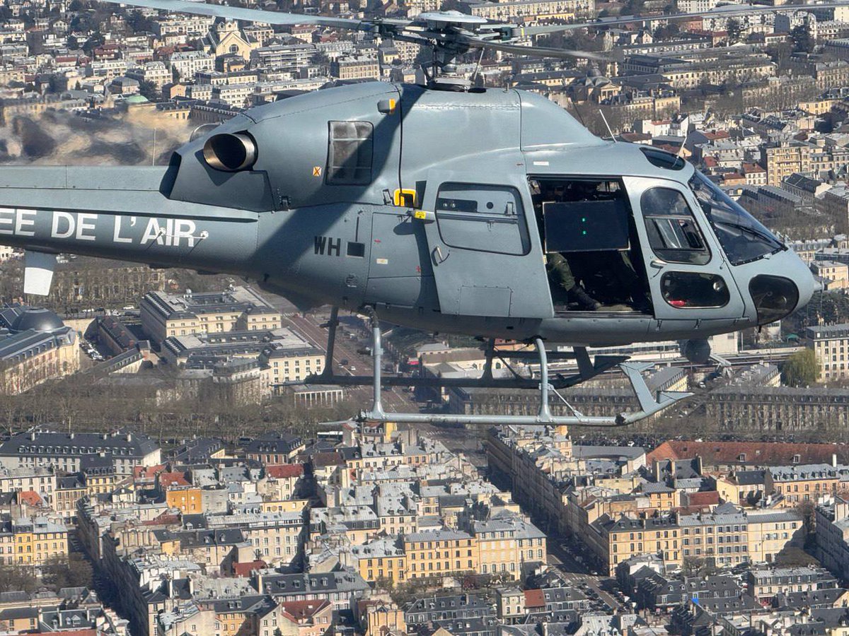 FrankGiletti's tweet photo. Merci au colonel Pierre Cornetto, d’avoir bien voulu m’accueillir sur la #BA107 de Vélizy-Villacoublay qu'il commande, pour me présenter l'escadron d'hélicoptères (EH) 3.67 « Parisis » et me permettre d’effectuer un vol à bord de l'un d’entre eux.
Créé le 1ᵉʳ octobre 1964, l'escadron « Parisis » a célébré son soixantième anniversaire en octobre 2024. Il assure une grande diversité de missions, notamment la posture permanente de sûreté #aérienne, la recherche et sauvetage, ainsi que l'appui aérien. L’#escadron s'est illustré récemment en participant à la protection de la coupe du monde de #rugby, des 80 ans du #Débarquement en #Normandie et des Jeux #olympiques et paralympiques de Paris l’été dernier.
La #BA107, située à proximité de Paris, joue un rôle essentiel dans le transport des hautes autorités civiles et #militaires, le rapatriement des blessés depuis les théâtres d'opérations extérieures, la protection de l'espace aérien parisien, ainsi que des missions de service public telles que le transport d'organes ou des opérations de recherche et sauvetage. En effet, en plus de l'escadron d'hélicoptères (EH) 3.67, elle accueille également l'escadron de transport 60 (ET 60), l'escadron de transport 41 Verdun, l'Escadrille Aéro Sanitaire (EAS) 6/560 « Étampes », chargée des évacuations sanitaires, et l'Escadron de Soutien Technique Aéronautique (ESTA).
Encore un grand merci aux pilotes et aux personnels de la base pour leur explications et leur disponibilité !
@Armee_de_lair