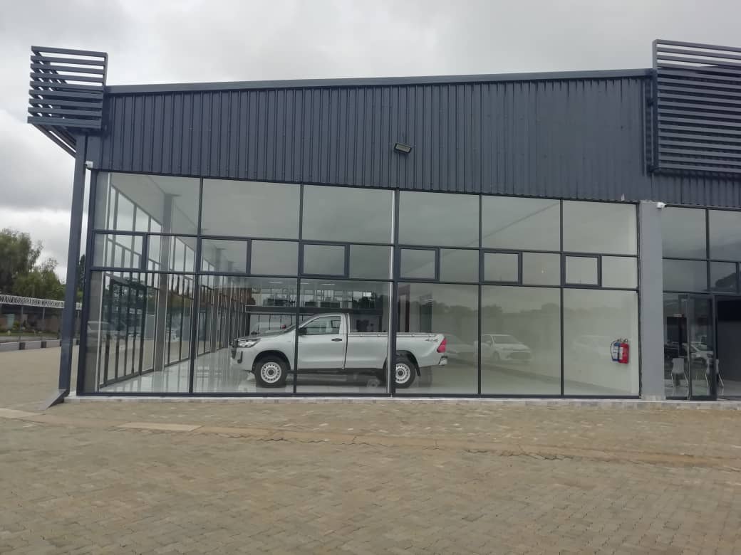 Kumms_City's tweet photo. Harare, let's shine! ✨ Afternoon vibes call for a home transformation! 🏠💫 At KUMMZ CITY, we bring stunning aluminium and glass designs to life! Call us: 0773000176, 0776789530, or 0712956299. #Harare #homedecor #ZimArchitecture #HomeMakeover #AluminiumAndGlass #geza #Trump https://t.co/CZ2gSD5ayP