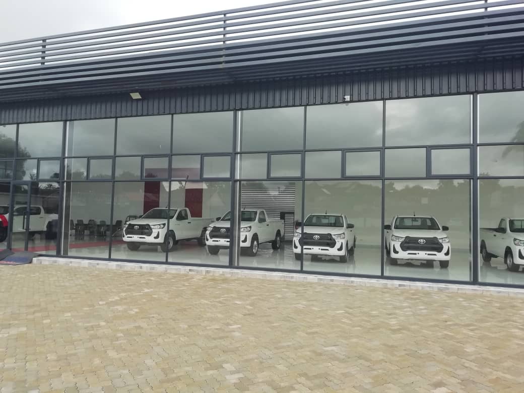 Kumms_City's tweet photo. Harare, let's shine! ✨ Afternoon vibes call for a home transformation! 🏠💫 At KUMMZ CITY, we bring stunning aluminium and glass designs to life! Call us: 0773000176, 0776789530, or 0712956299. #Harare #homedecor #ZimArchitecture #HomeMakeover #AluminiumAndGlass #geza #Trump https://t.co/CZ2gSD5ayP