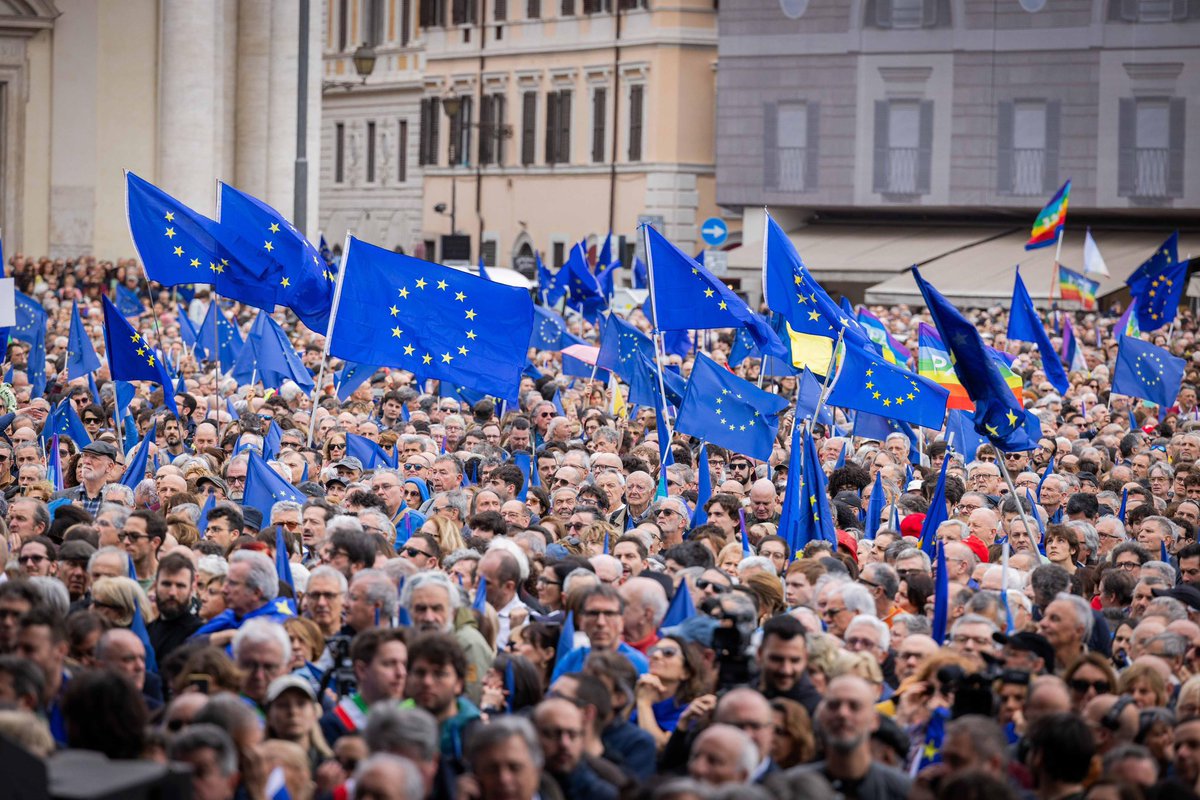 il Manifesto di Ventotene rappresenta ancora oggi un punto di riferimento ideologico tanto a sinistra quanto a destra.
Da un lato chi crede in un'Europa solidale e democratica, dall'altro chi continua a opporsi a quel progetto con una visione basata sulla supremazia nazionalista.