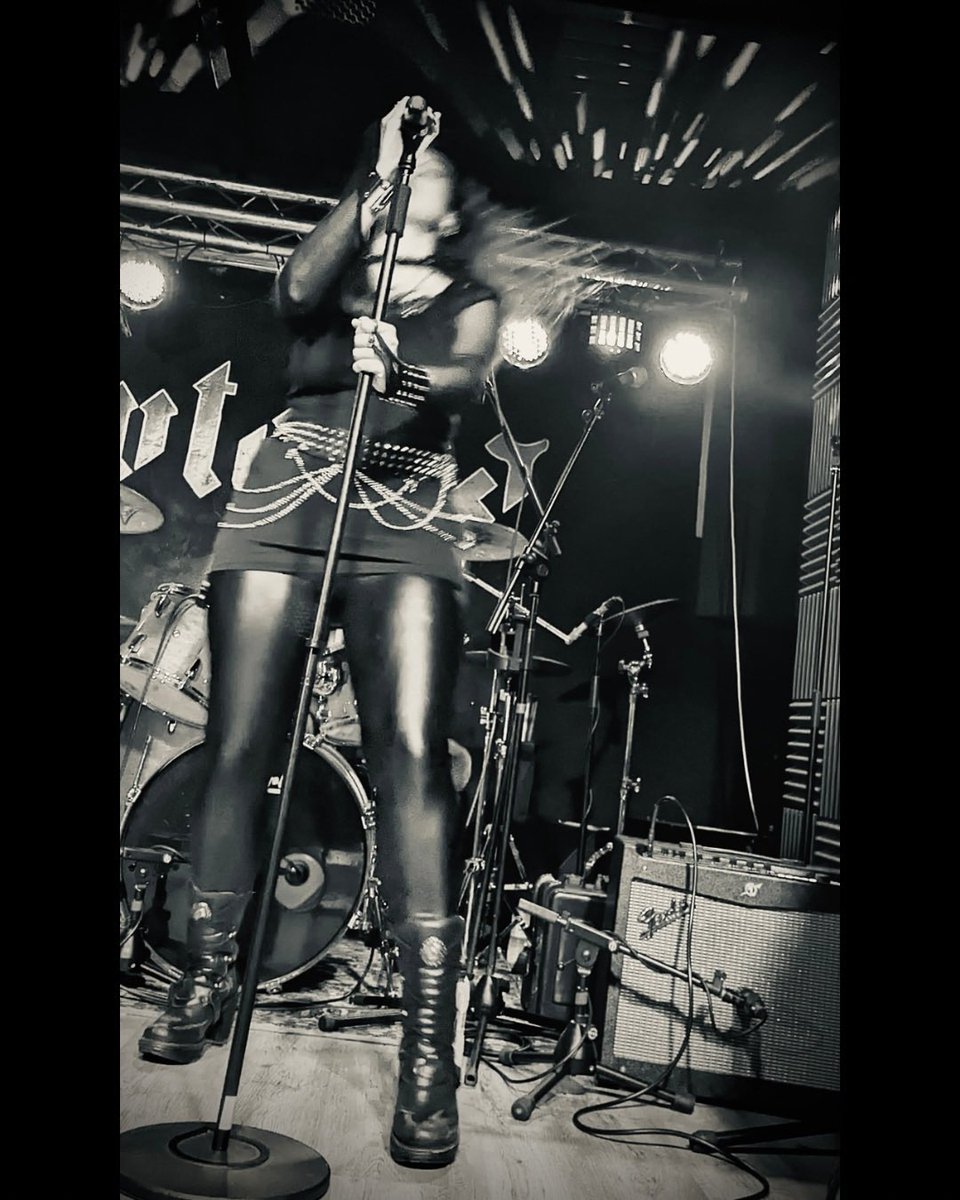 Kariâtide estamos deseando volver a subirnos a un escenario y veros de nuevo. Tenemos noticias que muy pronto desvelaremos, pero mientras os dejamos unas fotos para el recuerdo.🤍🖤
#kariatideoficial #kariatideband #metal #rock #band #femalesinger #pubutopiazgz #rocioromusic #bnw