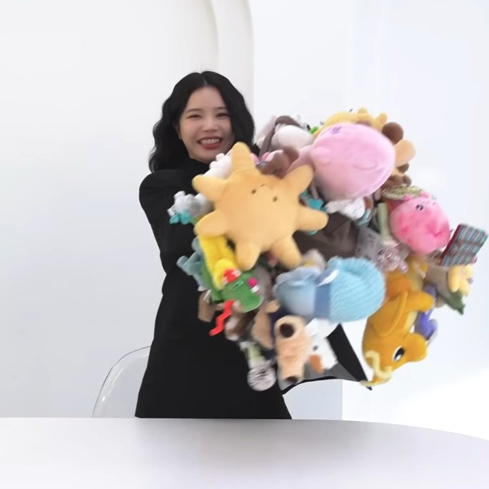 yongtinybear's tweet photo. solar kpop idol pro with her 6 kg bag full of plushies from fans because she couldn't decide which ones to use so- 😭😭😭😭 https://t.co/g0KK3nx3pL