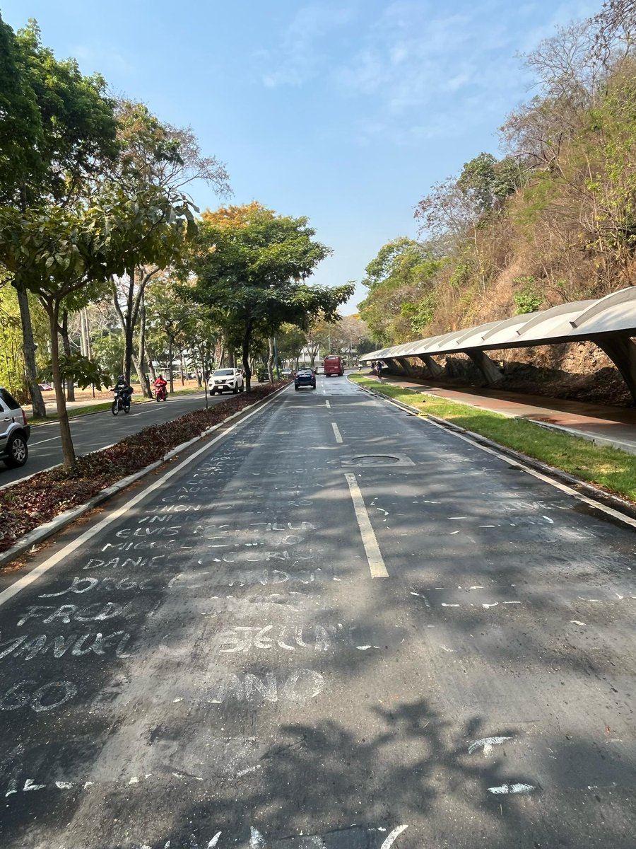 VivaLaUCV's tweet photo. #AlMomento | Denunciamos que fueron borrados los nombres del homenaje a los caídos que hiciese el movimiento estudiantil el pasado #12Feb con pintura de alto tráfico en la entrada de la UCV.

Quieren borrar la memoria de los jóvenes caídos durante este régimen
¡Prohibido olvidar! https://t.co/DnmWNVWzRJ