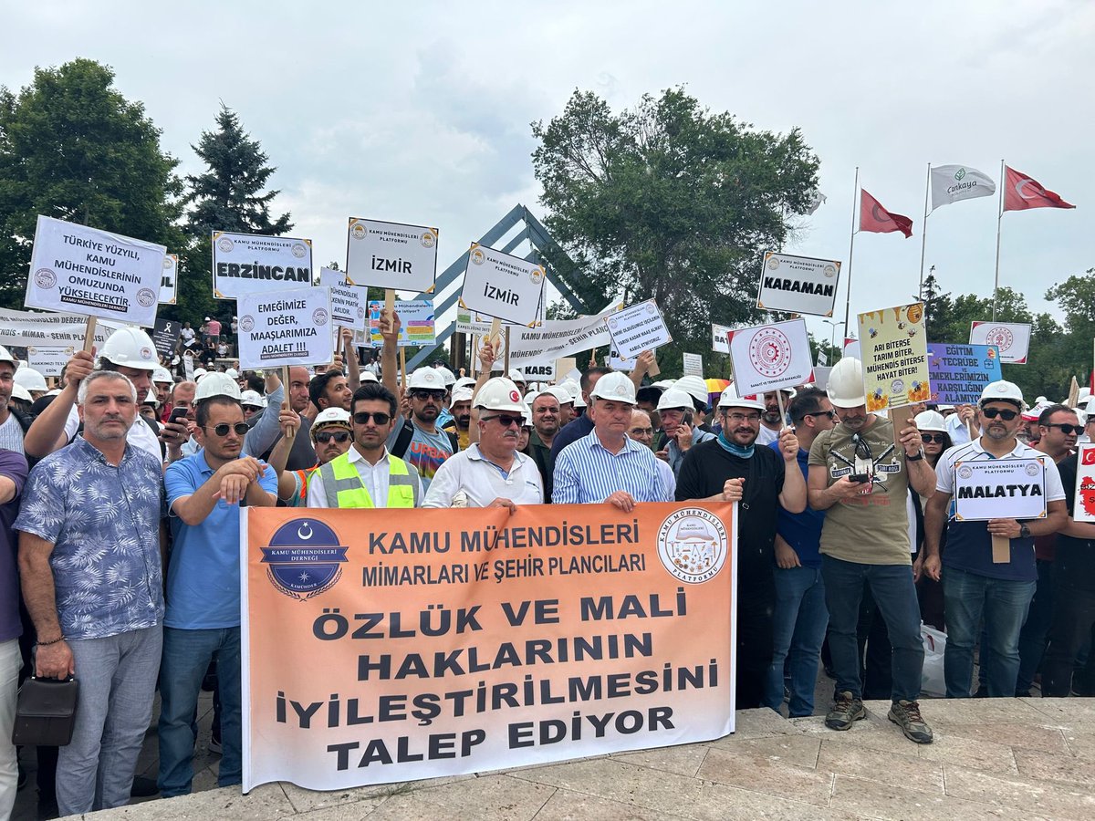 #UzmanaVarKamuMühendisineYok
#MühendislikMeslekKanunu

Mühendisler ve mimarlar, bir ülkenin kalkınmasının yapı taşlarıdır. Ancak özlük haklarımızdaki eksiklikler ve mali koşullardaki adaletsizlikler mesleki motivasyonumuzu zedeliyor. Yetkililere çağrımız nettir: Daha iyi sosyal