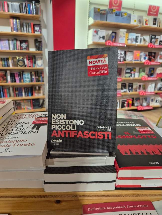 JohannesBuckler's tweet image. È arrivato in libreria &quot;Non esistono piccoli antifascisti&quot;, l&apos;ultimo libro di  @JohannesBuckler

Puoi acquistarlo anche su peoplepub.it/pagina-prodott…

PACCHETTO BUCKLER
peoplepub.it/pagina-prodott…

DIALOGHI COL PASSATO
peoplepub.it/pagina-prodott…

@peoplepubit